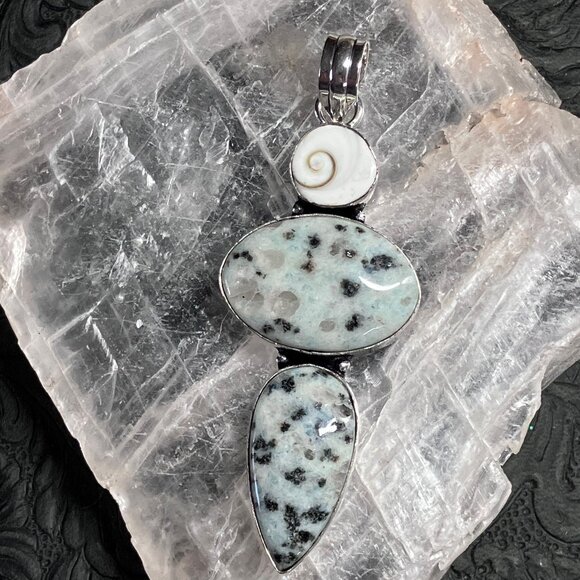 Shiva Eye Shell and Kiwi Jasper Pendant Stone Crystal Jewelry - Picture 4 of 7